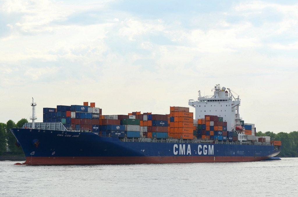 Die CMA CGM Jade IMO-Nummer:9324875 Flagge:Marshallinseln Lnge:261.0m Breite:32.0m Baujahr:2007 Bauwerft:Dalian Shipyard,Dalian China Stellpltze fr 4250 TEU nach Hamburg einlaufend am 20.05.12