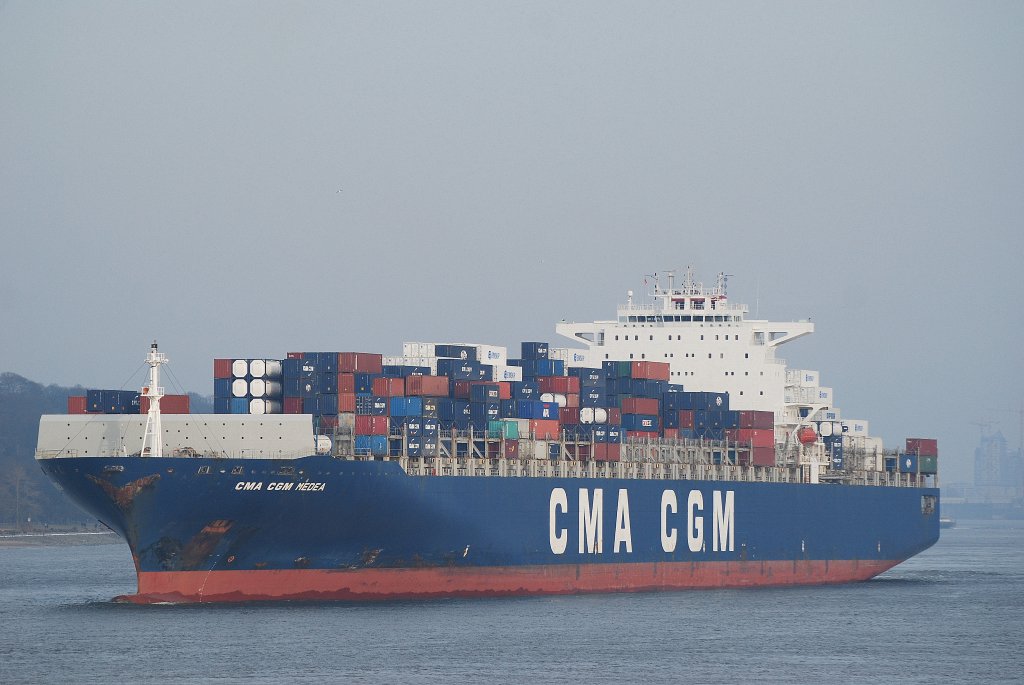 Die CMA CGM Medea IMO-Nummer:9299800 Flagge:Frankreich Lnge:348.0m Breite:43.0m Baujahr:2006 Bauwerft:Hyundai Samho Heavy Industries,Incheon Sdkorea aufgenommen am 26.02.11 vor dem Rschpark Hamburg Finkenwerder.