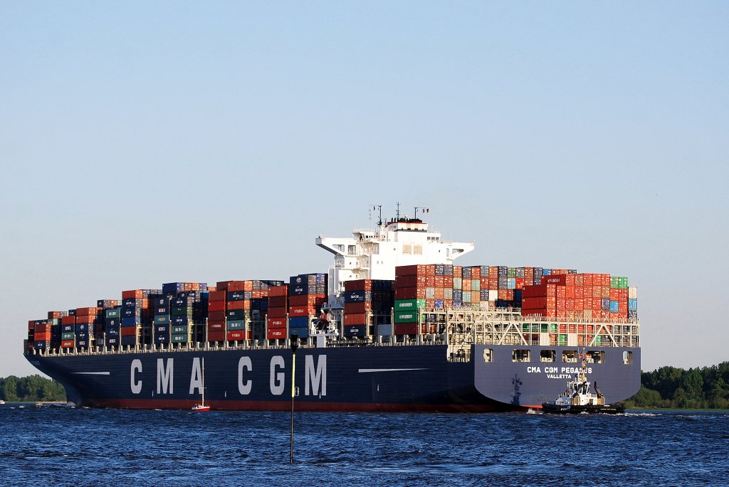 Die CMA CGM Pegasus IMO-Nummer:9399210 Flagge:Malta Lnge:363.0m Breite:46.0m Baujahr:2009 Bauwerft:Hyundai Heavy Industries,Ulsan Sdkorea luft am 08.05.11 in Hamburg ein aufgenommen vom Willkommen Hft in Schulau Wedel.