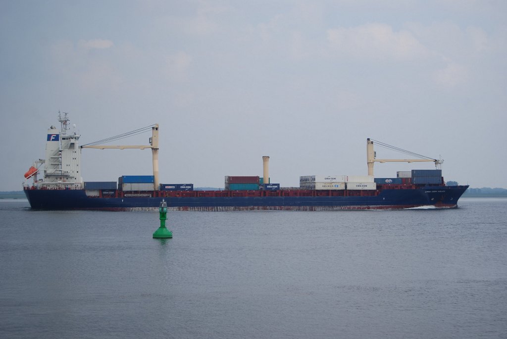 Die CMA CGM Volga IMO-Nummer:9322009 Flagge:Zypern Lnge:176.0m Breite:Breite:24.0m Baujahr:2008 Bauwerft:Stocznia Szczecinska Nowa,Szczecin Polen nach Hamburg einlaufend bei Lhe am 06.06.11