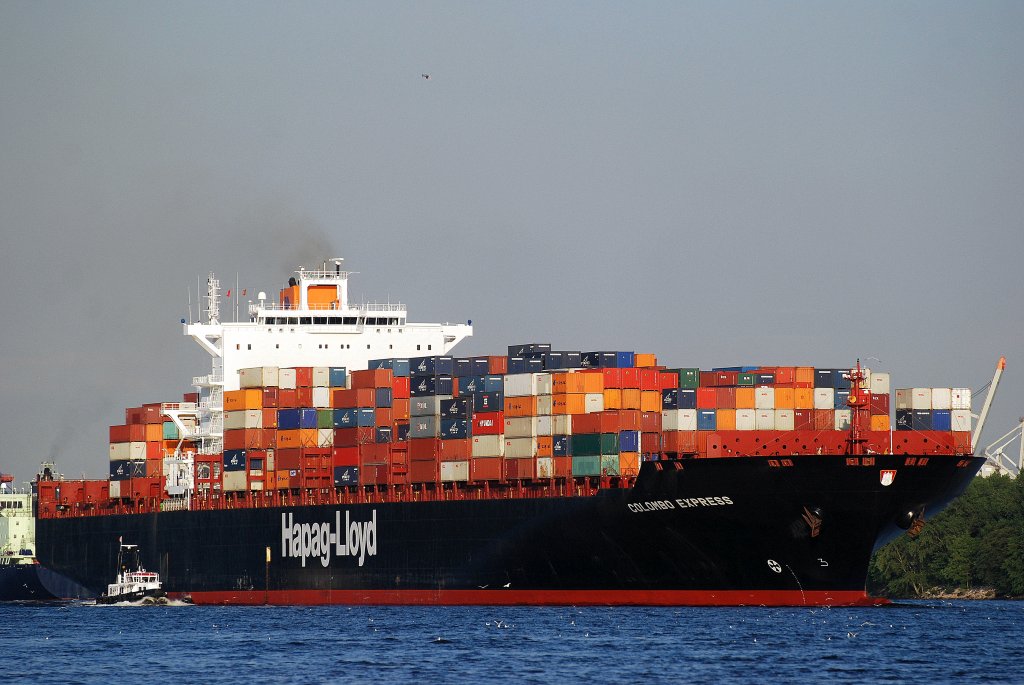 Die Colombo Express IMO-Nummer:9295244 Flagge:Deutschland Lnge:334.0m Breite:42.0m Baujahr:2005 Bauwerft:Hyundai Heavy Industries,Ulsan Sdkorea aus Hamburg auslaufend vor Teufelsbrck am 13.07.10