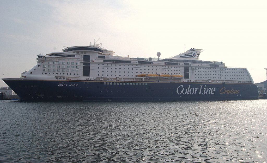 Die Color Magic IMO-Nummer:9349863 Länge:224.0m Breite:36.0m Baujahr:2007 Bauwerft:STX Finnland,Turku Finnland im Hafen von Kiel am 18.03.10
