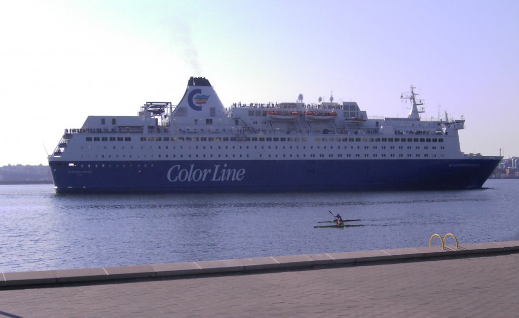 Die Colorline Fhre auf der Route Kiel-Oslo im Sommer 2005 beim Einlaufen und Wendemanver in der Kieler Frde. Das Schiff wurde im August 2007 verkauft und fhrt nun als MS Oscar Wilde weiter.