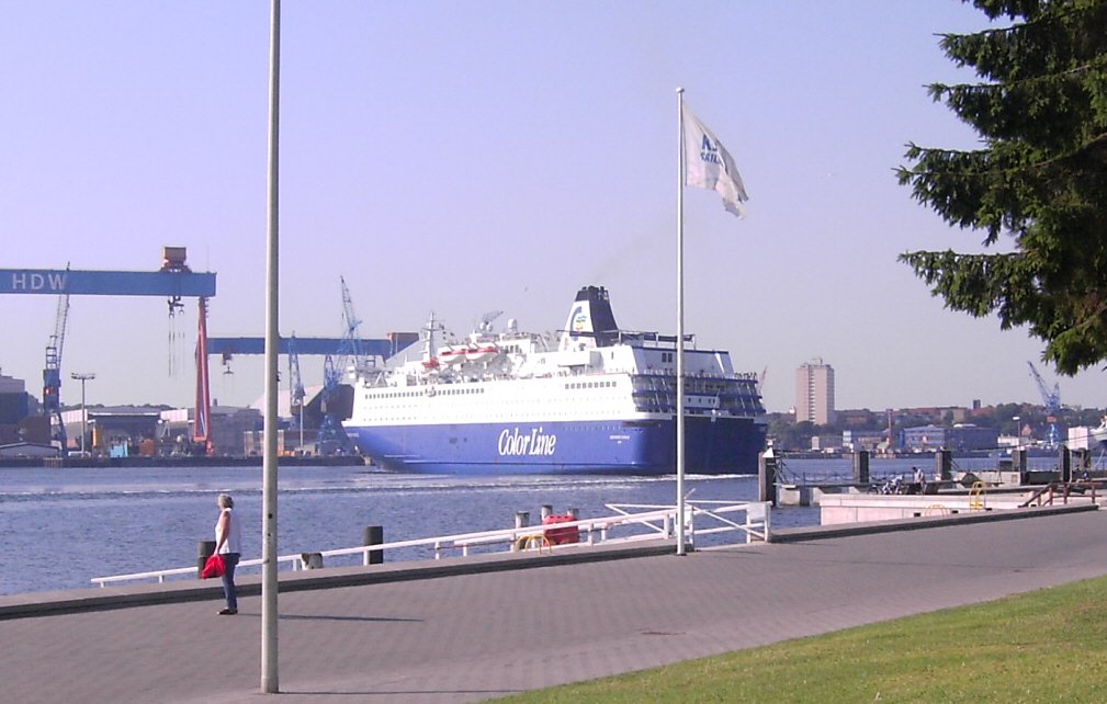 Die Colorline Fhre auf der Route Kiel-Oslo im Sommer 2005 beim Einlaufen und Wendemanver in der Kieler Frde. Das Schiff wurde im August 2007 verkauft und fhrt nun als MS Oscar Wilde weiter.