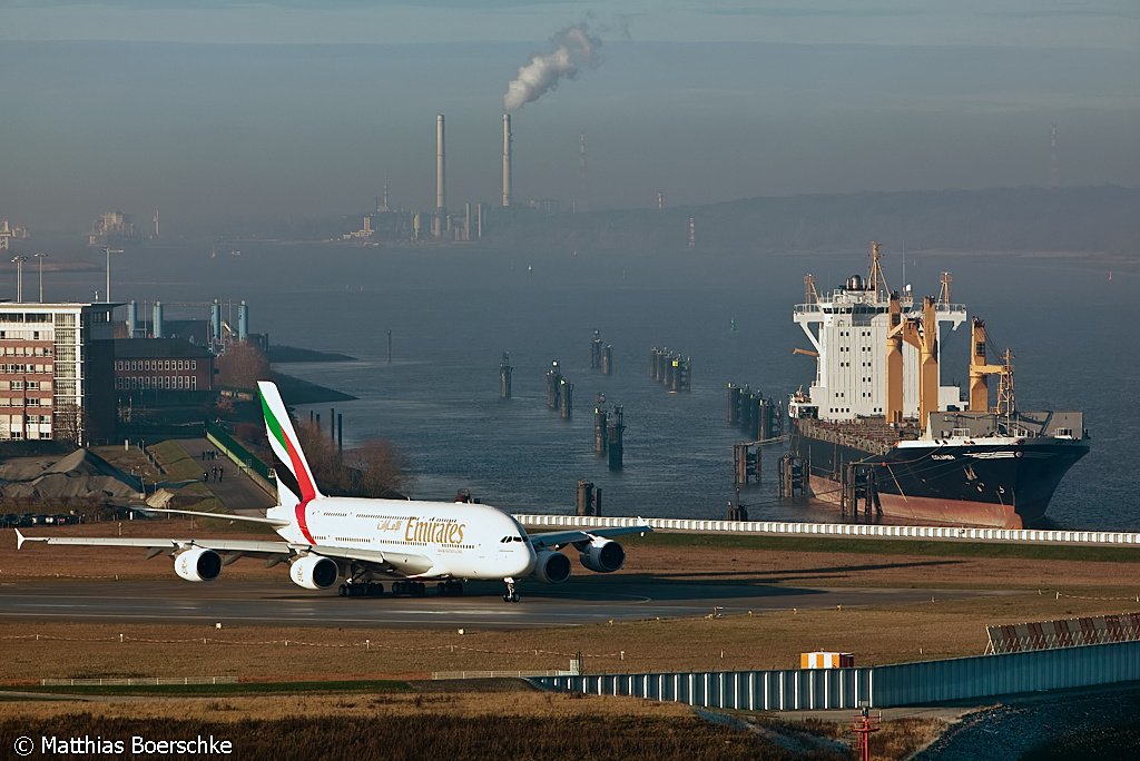 Die Columba mit einem A380 von Emirates in Hamburg Finkenwerder am Rsch-Park am 02.12.09.