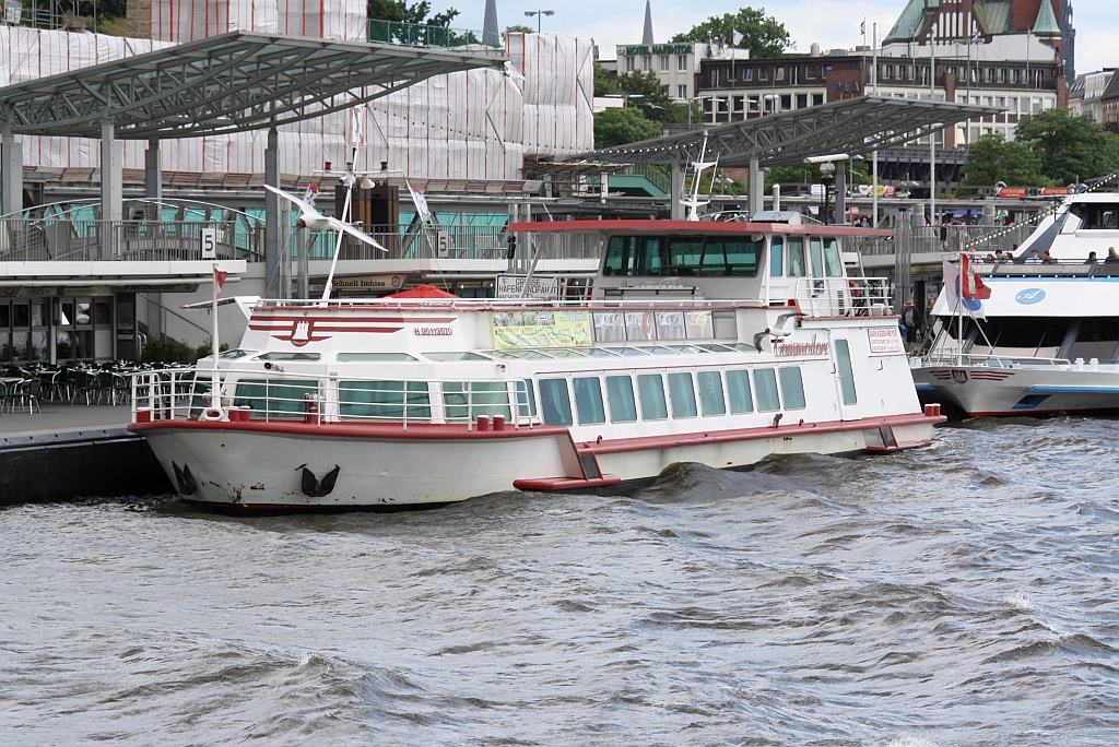 Die COMMODORE wartet am 06.Juli 2009 bei den Landungsbrcken in Hamburg auf die nchste Rundfahrt.