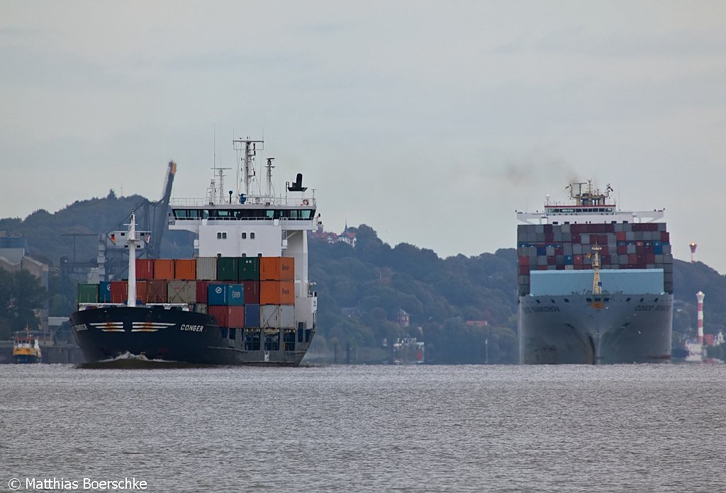 Die Conger und im Hintergrund die COSCO Guangzou auf der Elbe am 30.09.09 bei Wedel(H).