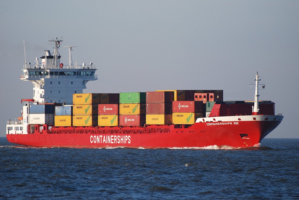 Die Containerships VIII IMO-Nummer:9336244 Flagge:Deutschland Lnge:155.0m Breite:22.0m Baujahr:2006 Bauwerft:Sietas Schiffswerft,Hamburg Deutschland Stellpltze fr 966 TEU passiert am 10.10.10 die Alte Liebe Cuxhaven.