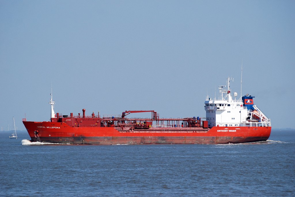 Die Coral Millepora IMO-Nummer:9129392 Flagge:Niederlande Lnge:100.0m Breite:15.0m Baujahr:1997 Bauwerft:Edward Shipyard,Shanghai China aufgenommen von der alten Liebe Cuxhaven am 24.04.11