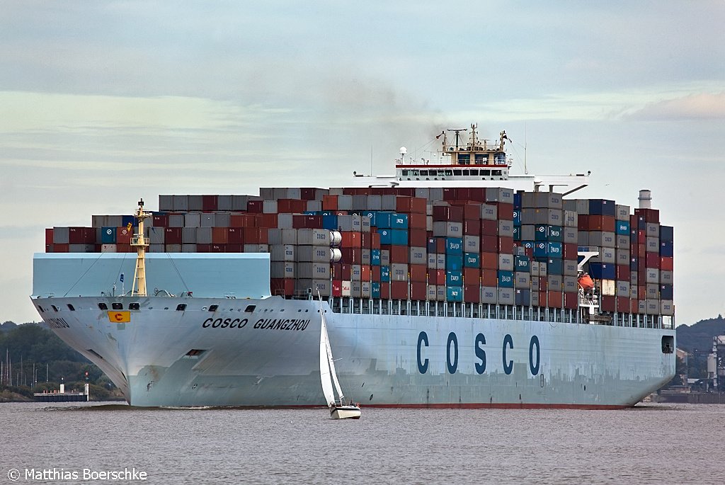 Die COSCO Guangzou auf der Elbe bei Grnendeich am 30.09.09.