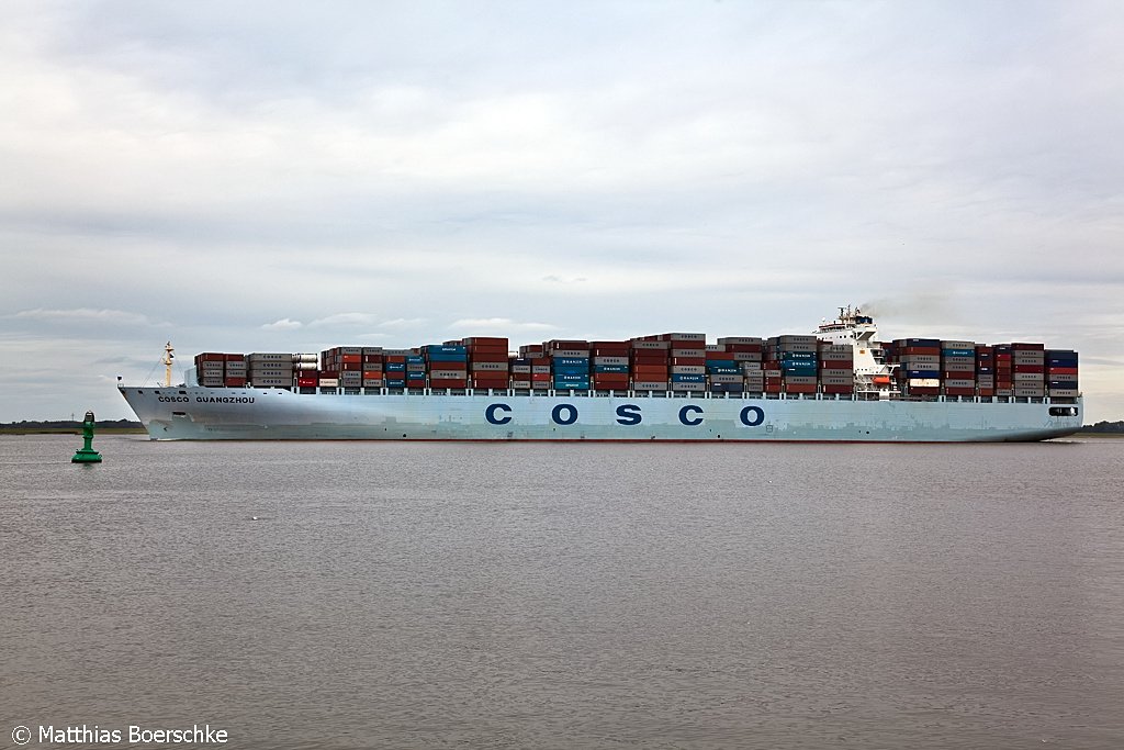 Die COSCO Guangzou auf der Elbe bei Grnendeich am 30.09.09.