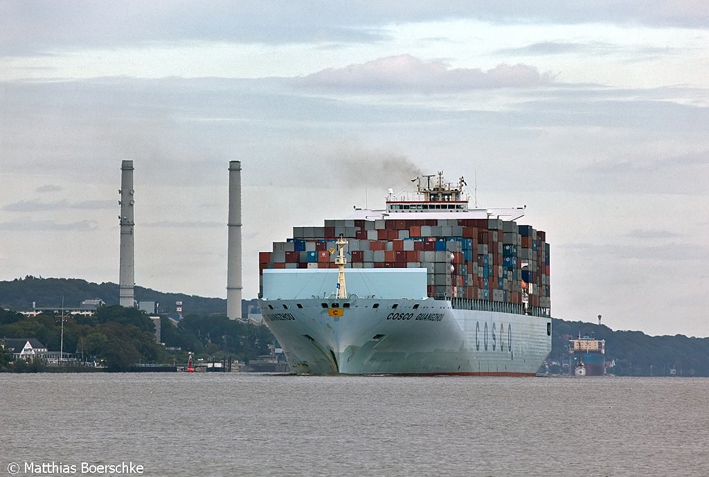 Die COSCO Guangzou auf der Elbe bei Wedel(H) am 30.09.09.