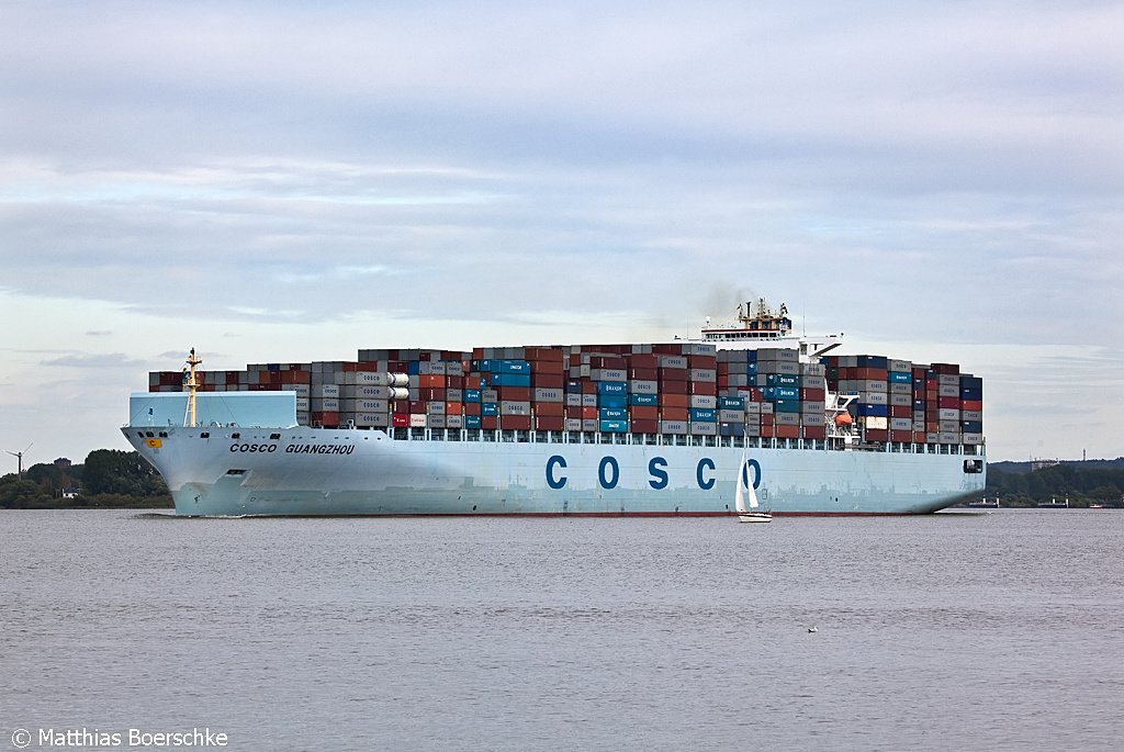 Die COSCO Guangzou auf der Elbe bei Wedel(H) am 30.09.09.