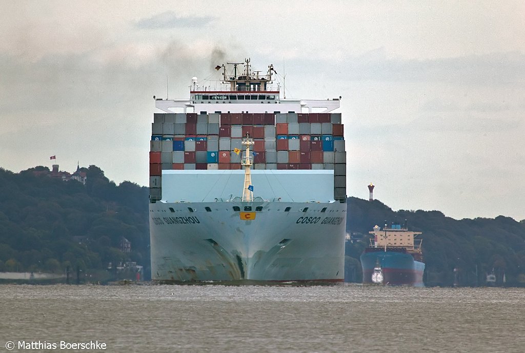 Die COSCO Gunagzou bei Wedel/Schulau auf der Elbe am 30.09.09.