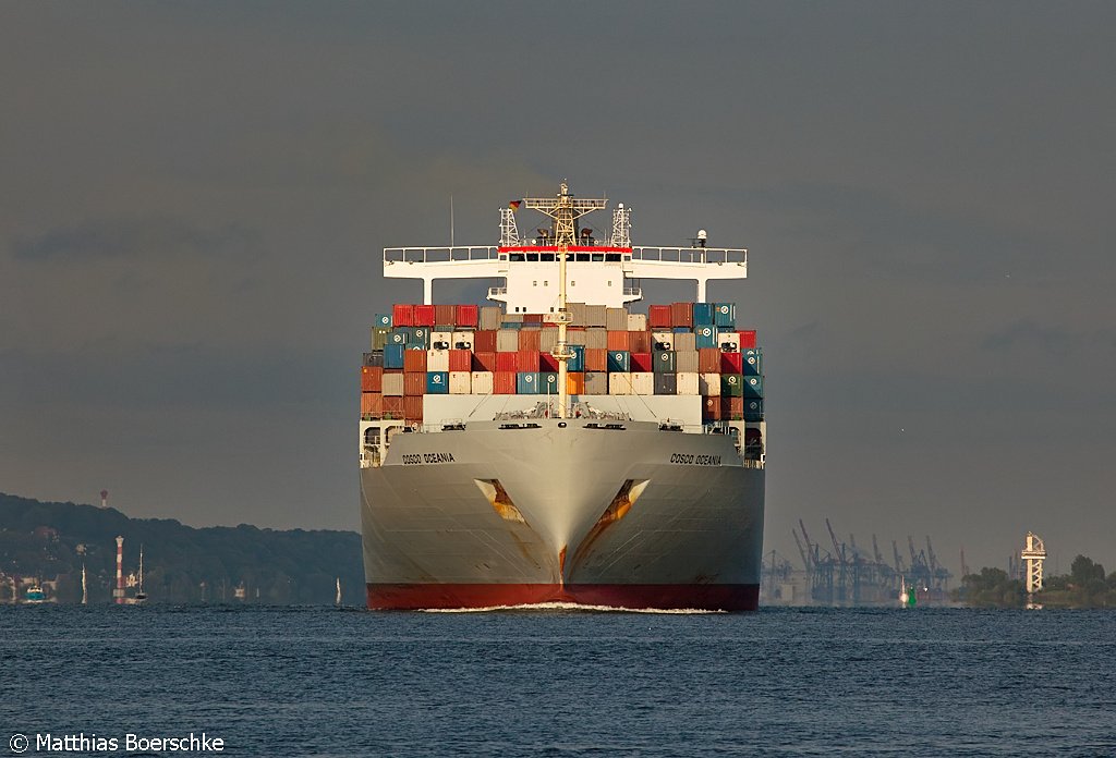 Die COSCO Oceania auf der Elbe bei Wedel am 24.07.09.