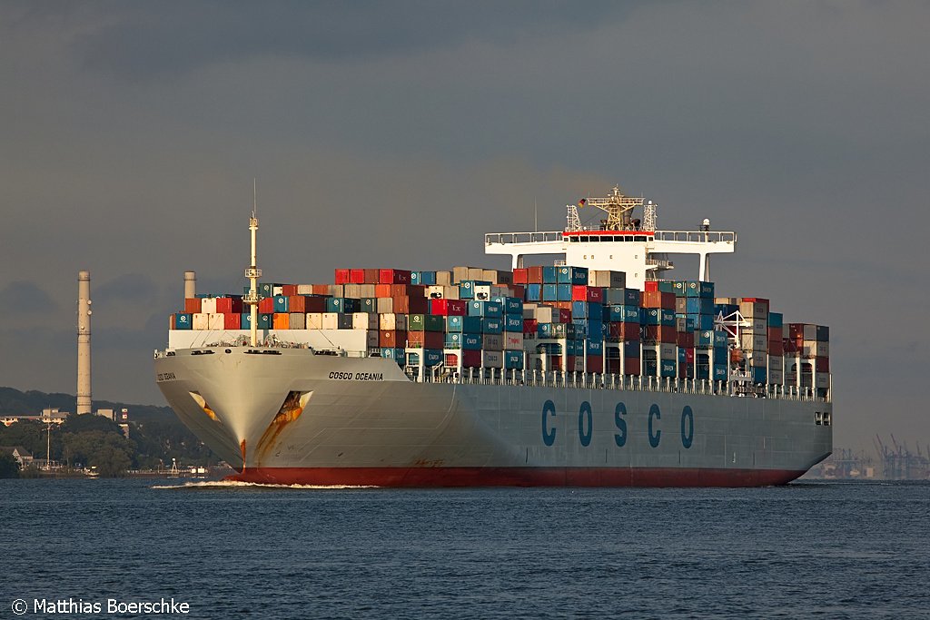 Die COSCO Oceania auf der Elbe am 24.07.09 bei Lhe.