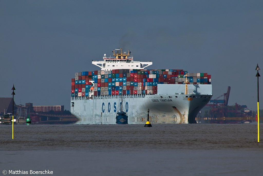 Die COSCO Yantian auf der Elbe bei Lhe Sand am 30.09.09.