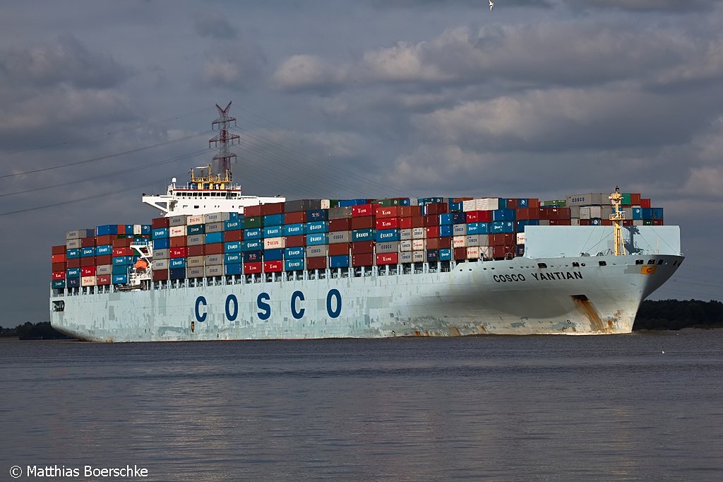 Die COSCO Yantian auf der Elbe bei Lhe Sand am 30.09.09.