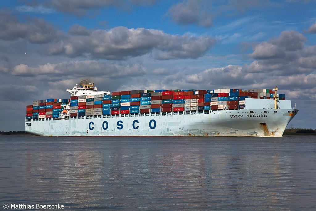 Die COSCO Yantian auf der Elbe bei Lhe-Sand am 30.09.09.