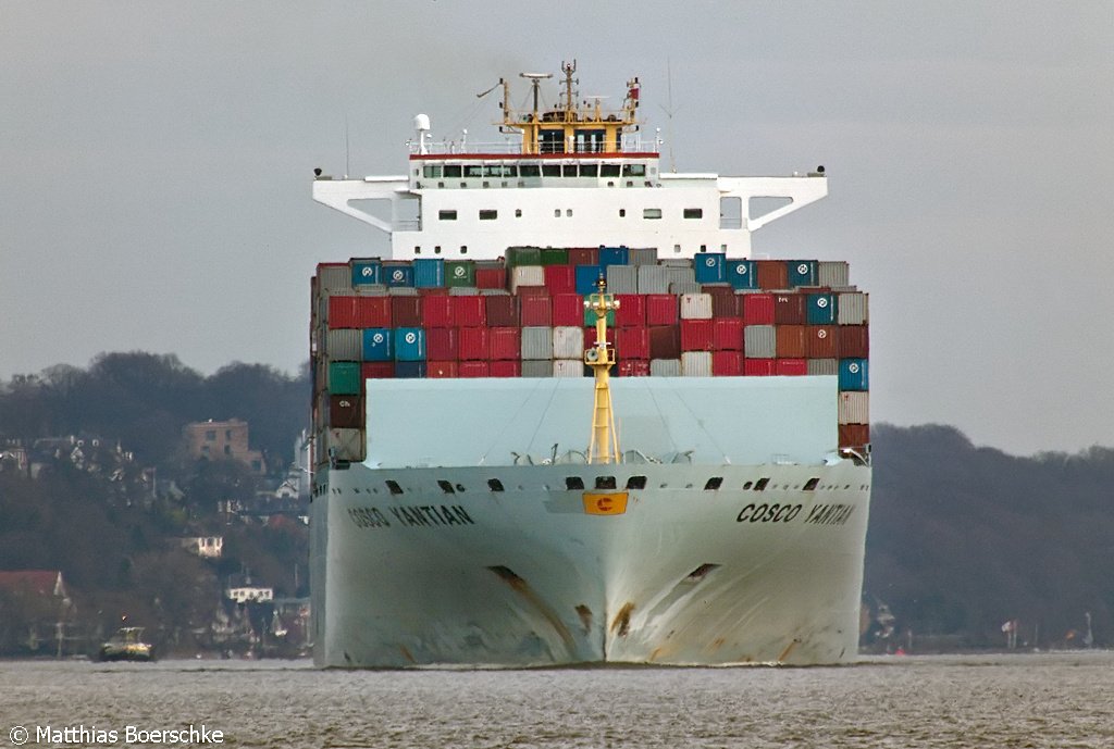 Die COSCO Yantian bei Wedel (H) am 29.11.09.