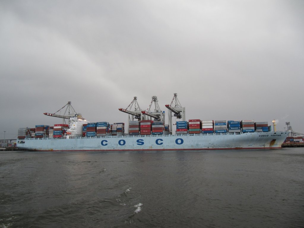 Die Cosco Yantian der Chinesischen Staatsreederei Cosco am 28.03.2010 am Containerterminal Tollerort im Hamburger Hafen.