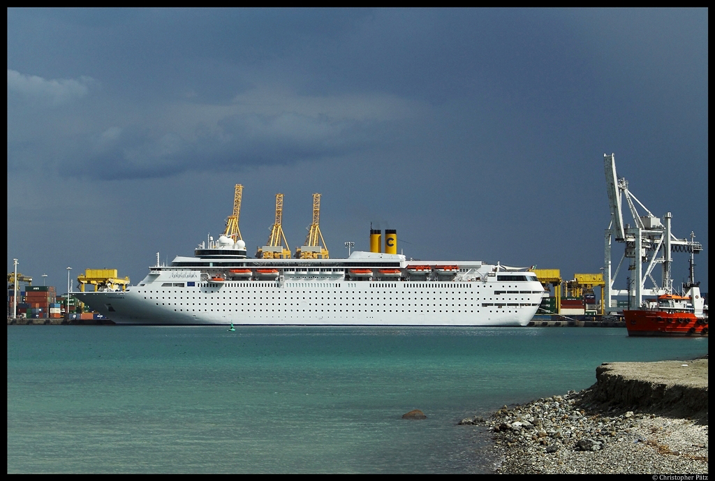 Die Costa Classica liegt am 04.12.2012 im Hafen von Chaur Fakkan (Khor Fakkan, VAE).