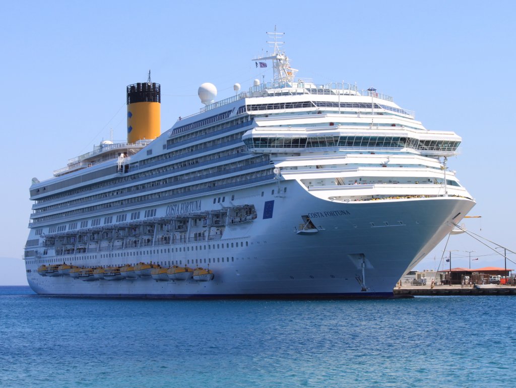 Die  Costa Fortuna   am 24.06.2011 im Hafen von Rhodos. Das 2003 gebaute 272 m. lange und 35 m. breite Schiff ist 17 Decks hoch und hat 105000 Brt. 