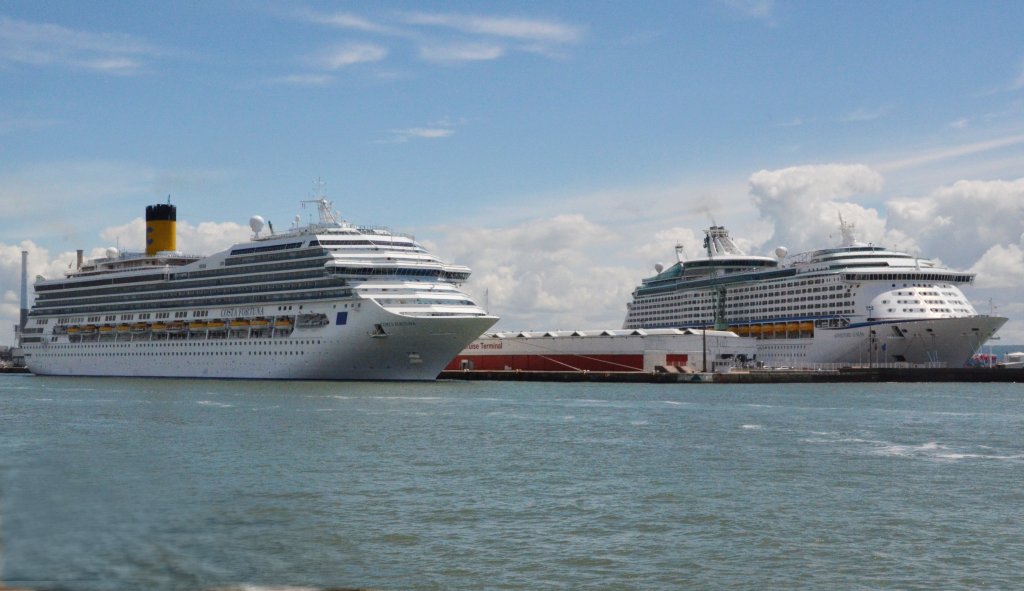 Die Costa Fortuna und die Adventure of the Seas,  zwei Kreuzfahrtriesen in Le Havre am Cruise-Terminal.  Beobachtet am 29.06.2013. Technische Daten:  Costa Fortuna Baujahr: 2003, Kabinen: 1358, Besatzung: 1027, Kn:22,  Lnge272,20 m, Breite35,5 m, Tiefgang: max. 8 m, Flagge / Hafen: Italien / Genua, Reederei: Costa Crociere.  Adventure of the Seas , Baujahr: 2000 - 2001, Lnge 311,1 m, Breite 47,5 m, Tiefgang  8,3 m,  Besatzung  1213,  Passagiere  3114, 22 kn.