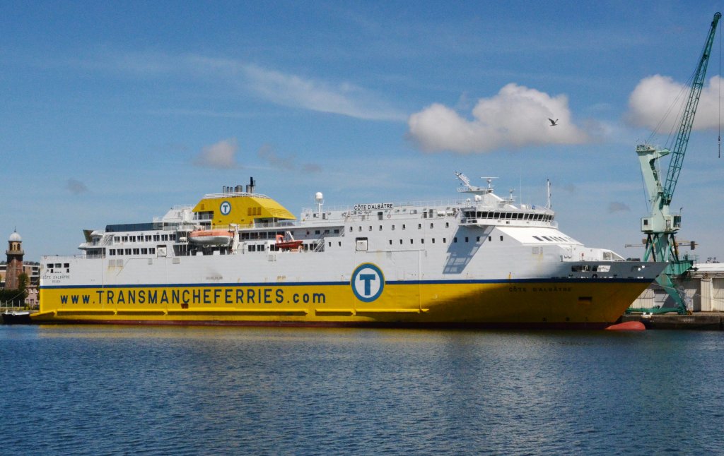 Die COTE D ALBATRE ist ein Ro-Ro-Fhrschiff  und fhrt unter der Flagge von France (IMO: 9320128,). Technische Angaben: Lnge:140 m, Breite:24 m. Hier im Hafen von Le Havre am 29.05.2013 beobachtet. 