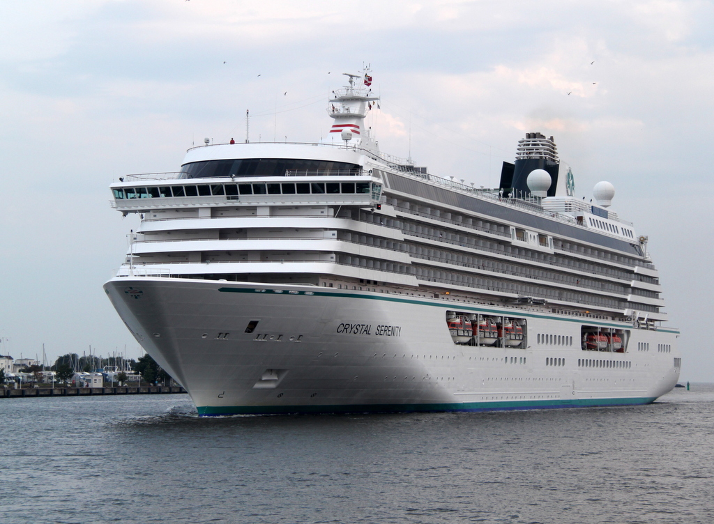 Die Crystal Serenity auf ihrem Weg von Helsinki nach Kopenhagen beim einlaufen um 06.42 Uhr in Warnemnde.28.07.2013