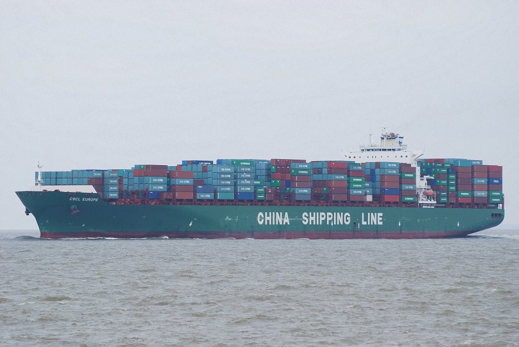 Die CSCL Europe IMO-Nummer:9285988 Flagge:Zypern Lnge:334.0m Breite:43.0m Baujahr:2004 Bauwerft:Samsung Shipbuilding&Heavy Industries,Geoje Sdkorea am 11.04.10 vor Cuxhaven. 