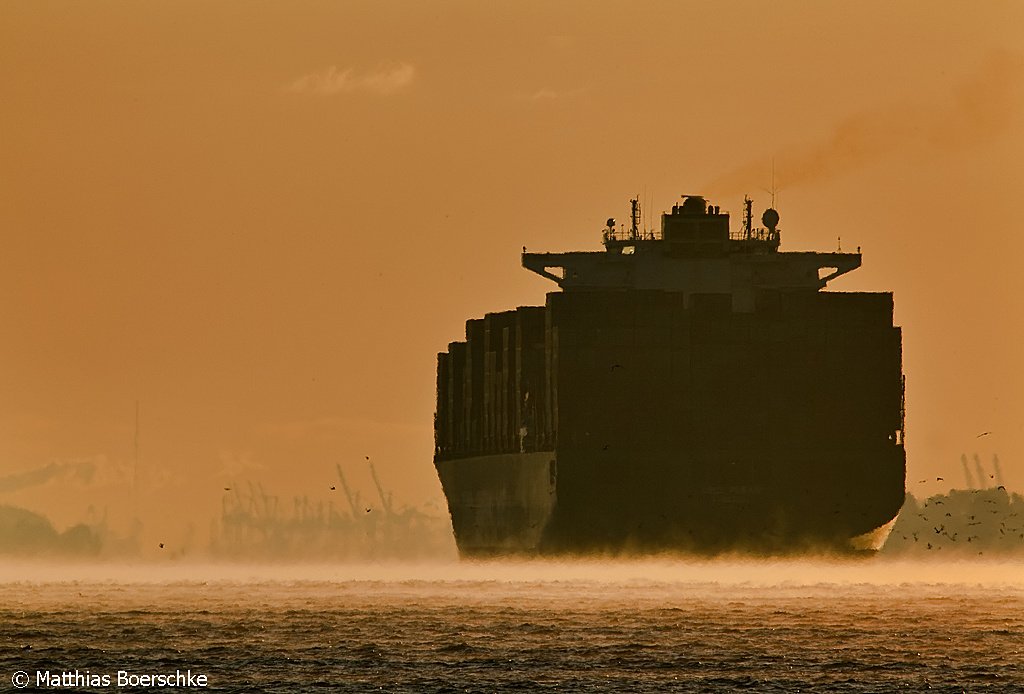 Die CSCL Pusan am 16.10.09 auf der Elbe bei Grnendeich mit herrlicher Morgennebelstimmung.