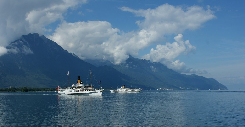 Die Dampfschiffe  Vevey  und  La Suisse  begegnen sich zwischen den Anlegeorten Chteau de Chillon und Villeneuve. 
(04.08.2010)