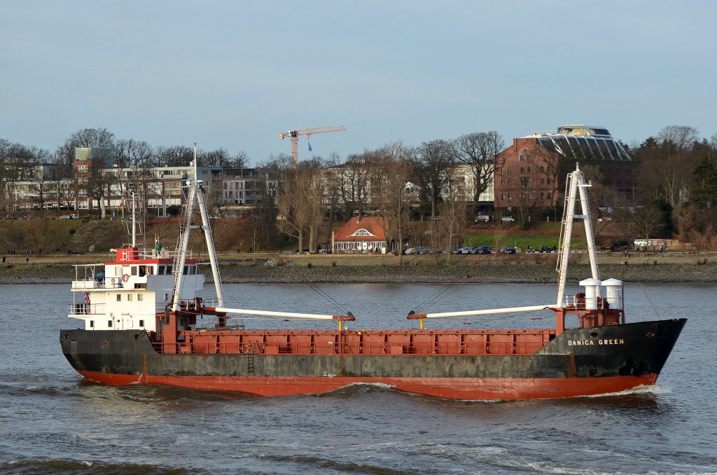 Die Danica Green IMO-Nummer:8102024 Flagge:Dnemark Lnge:68.0m Breite:10.0m Baujahr:1981 Bauwerft:Sakskobing Maskinfabrik&Skibsvaerft,Sakskobing Dnemark nach Hamburg einlaufend vor dem Rschpark Finkenwerder am 14.01.12