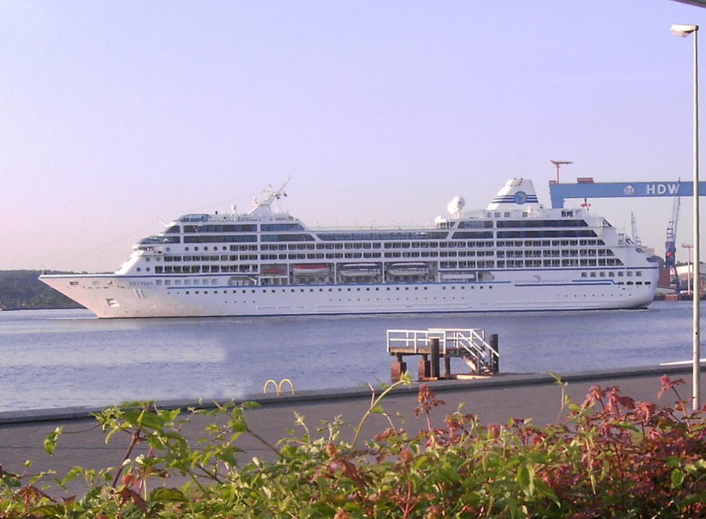 Die Delphin Renaissance am 10.07.2005 in der Kieler Frde. Die heutige Azamara Quest (ehemals R Seven, Delphin Renaissance, Blue Moon) der Reederei Azamara Club Cruises, Das Schiff wurde 2000 in Frankreich in der Werft Chantiers de l’Atlantique gebaut. Nach umfangreichen Umbauarbeiten bei Blohm + Voss in Hamburg ging das Schiff als Azamara Quest im Herbst 2007 wieder auf Fahrt und wird seitdem fr weltweite Kreuzfahrten eingesetzt. Technische Daten: L,B,T. 181,00 m, 25,46 m, 5,59 m. Geschwindigkeit von 18 kn, Besatzung 408, Passagiere 702. Sie fhrt unter der Flagge von Malta.

