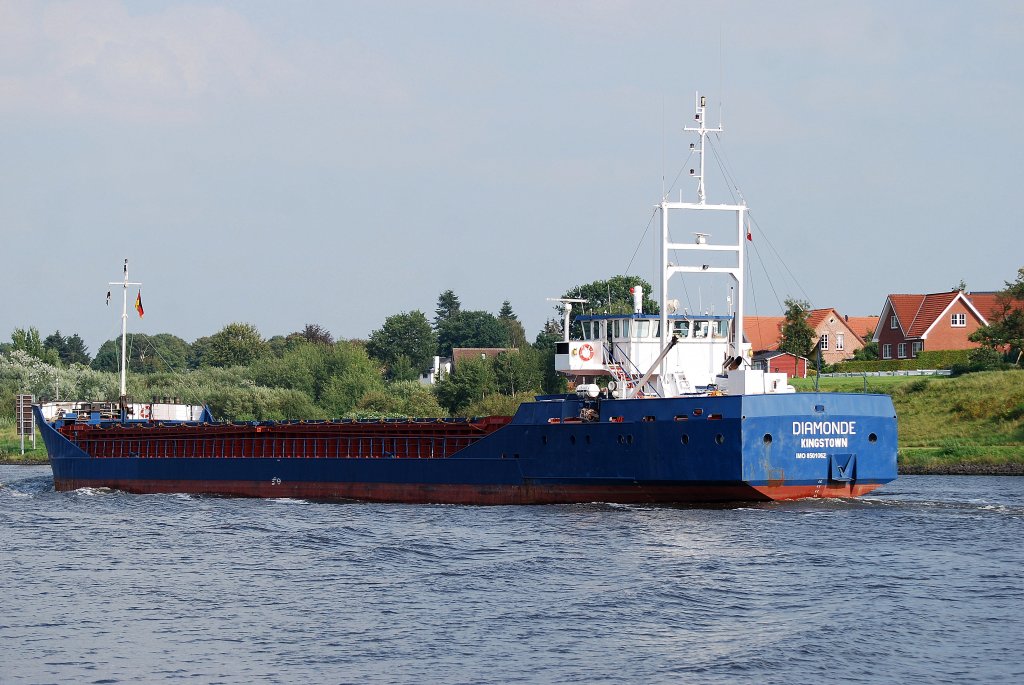 Die Diamonde IMO-Nummer:8501062 Flagge:St.Vincent und die Grenadinen Lnge:80.0m Breite:11.0m Baujahr:1985 Bauwerft:Vervako,Heusden Niederlande auf dem Nord-Ostsee-Kanal bei Rendsburg am 20.08.11 