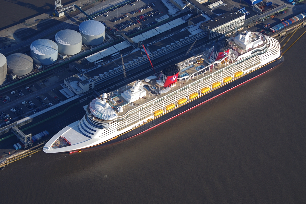 Die  Disney Fantasy  whrend der Endaustrstung in Bremerhaven 2012