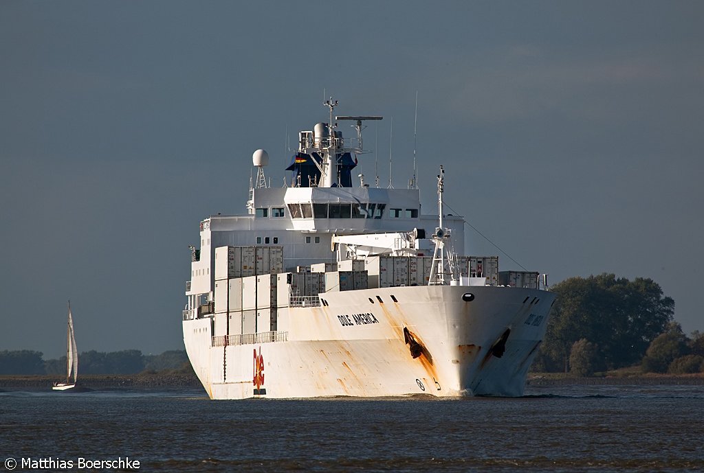 Die Dole America auf der Elbe bei Lhe-Sand am 08.10.09.