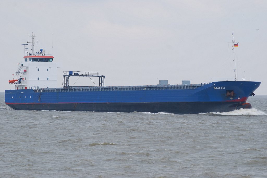 Die Donau IMO-Nummer:9268851 Flagge:Antigua und Barbuda Lnge:112.0m Breite:13.0m Baujahr:2005 Bauwerft:Peters Shipyard,Kampen Niederlande am 11.04.10 bei Cuxhaven.
