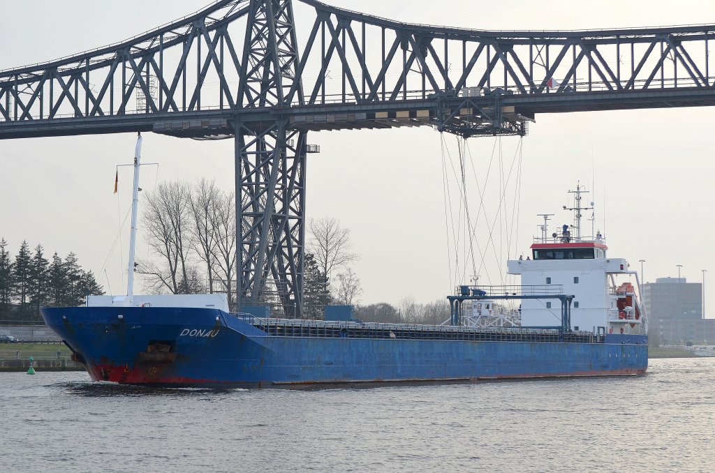 Die Donau IMO-Nummer:9268851 Flagge:Antigua und Barbuda Lnge:112.0m Breite:13.0m Baujahr:2005 Bauwerft:Peters Shipyard,Kampen Niederlande passiert am 17.03.12 auf dem Nord-Ostsee-Kanal die Eisenbahnhochbrcke in Rendsburg.