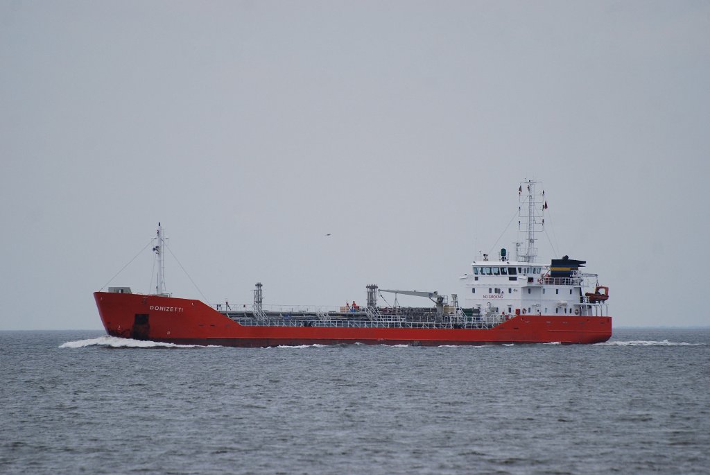 Die Donizetti IMO-Nummer:9174098 Flagge:Luxemburg Lnge:100.0m Breite:12.0m Baujahr:2000 Bauwerft:Ceske Lodenice,Usti nad Labem Tschechien vor Cuxhaven am 16.06.11