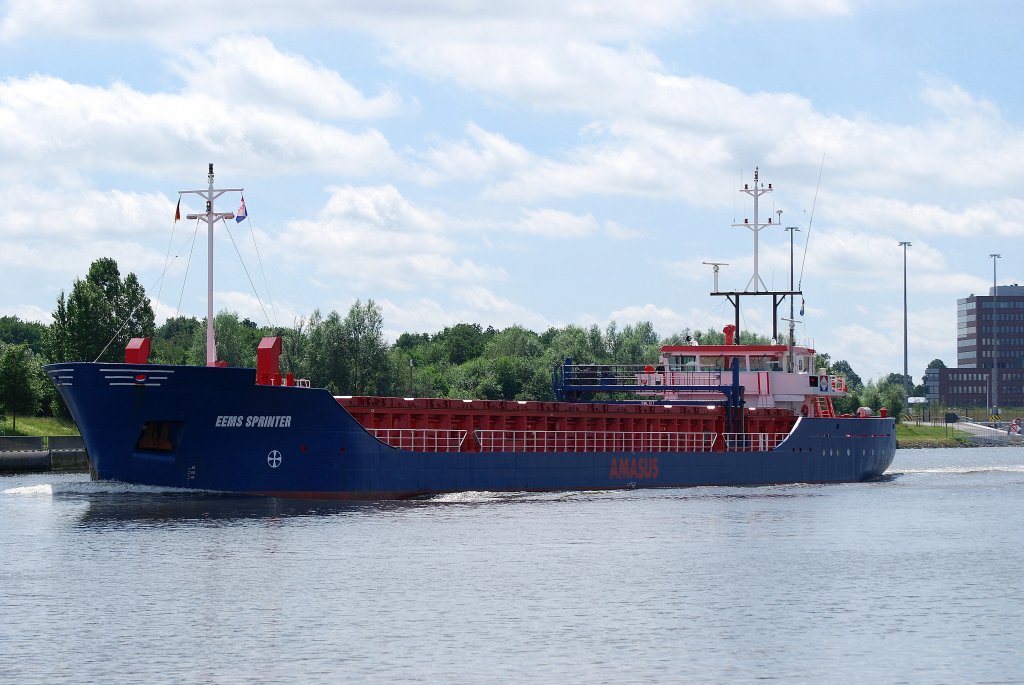 Die Eems Sprinter IMO-Nummer:9421611 Flagge:Niederlande Lnge:88.0m Breite:12.0m Baujahr:2007 Bauwerft:Hong Ha Shipbuilding,Ho-Chi-Minh-Stadt Vietnam im Nord-Ostsee-Kanal an der Eisenbahnhochbrcke Rendsburg am 26.06.11