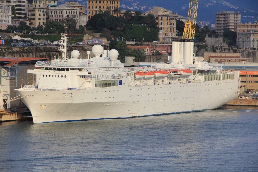 Die ehemalige Costa Allegra neu als Santa Cruise im Hafen von Genua. IMO: +6916885. 6.10.2012. Im Mai 2013 wurde das Schiff verschrottent