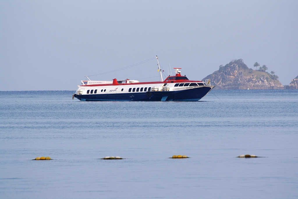 Die ehemalige  F/D Athina , IMO 8859184 hat den Besitzer gewechselt und ist nun als  PHUKET FLYING DOLPHIN 1  für Phuket Hydrofoil Co.Ltd. zwischen den Inseln Phuket, Phi Phi und Lanta, bzw. den Similan Islands unterwegs. Das Bild entstand am 07.Jänner 2012 in der Patong Bay.
