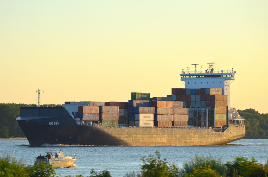 Die Eilbek IMO-Nummer:9313199 Flagge:Liberia Lnge:169.0m Breite:27.0m Baujahr:2005 Bauwerft:Meyer Werft,Papenburg Deutschland vor Schulau Wedel am 11.08.12