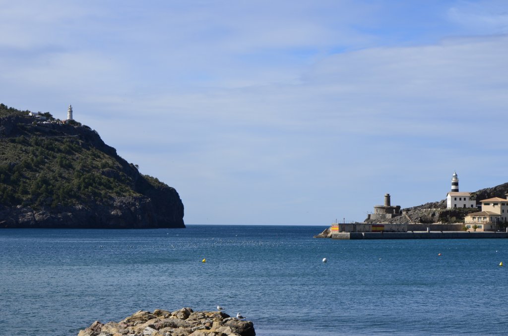 Die Einfahrt zum Port de Sller wird an der Westseite durch den Far de Cap Gros und an der nordstlichen Seite durch den Far de sa Creu gekennzeichnet. Seit 1930 ersetzt dieser den alten Far de Bufadoraus dem Jahr 1864. (16.03.2013)