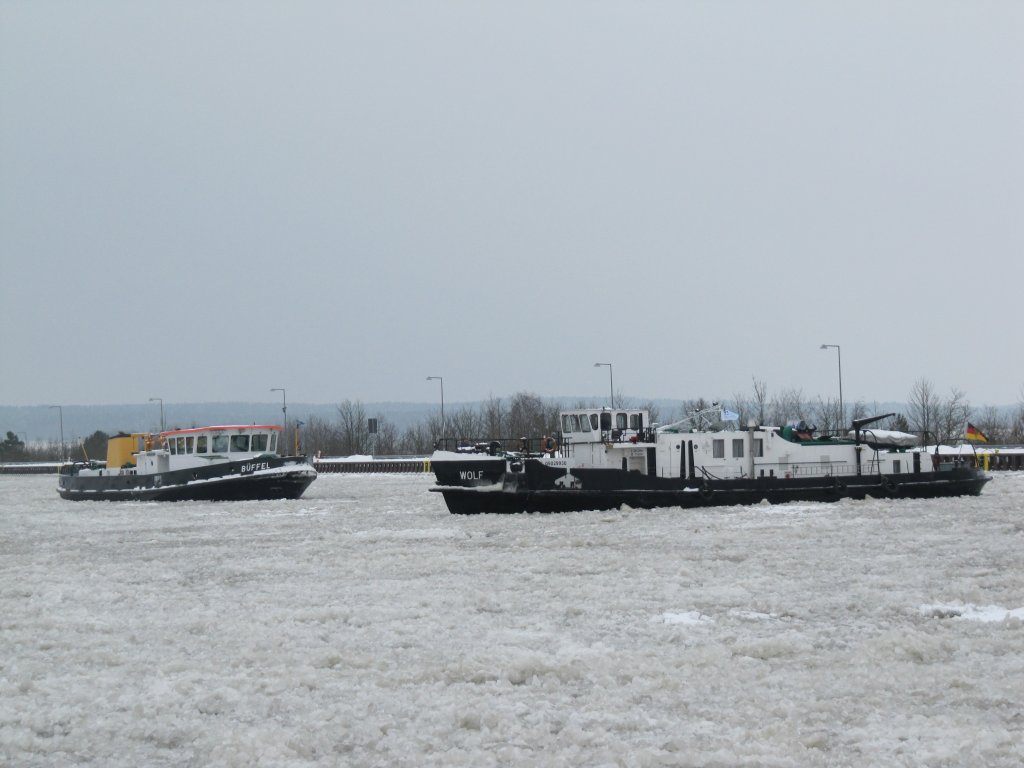 Die Eisbrecher Wolf und Bffel  stehen  am 14.01.2010 im Oberwasser der Schleuse Uelzen II (ESK).