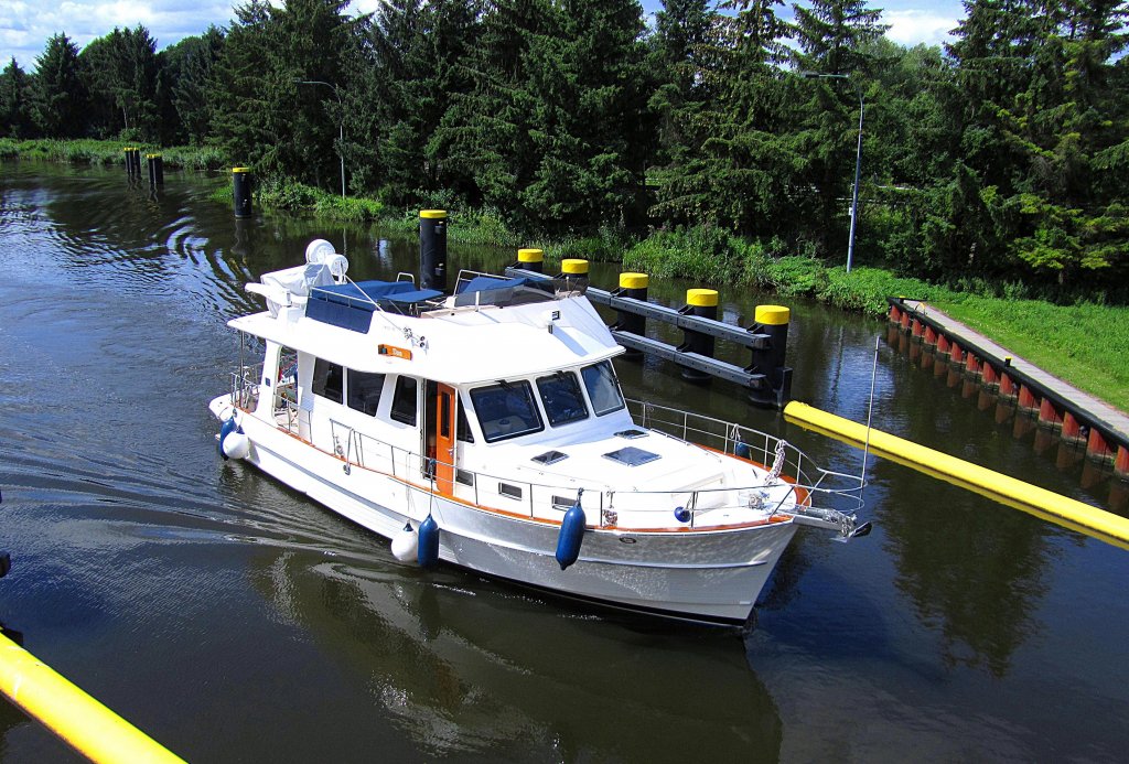 Die elegante Motoryacht DON fhrt vom ELK in die Lbeck-Bssauer ELK-Schleuse...