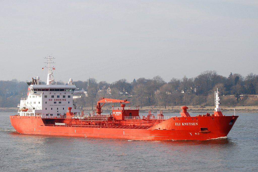 Die Eli Knutsen IMO-Nummer:9409261 Flagge:Grobritannien Lnge:144.0m Breite:24.0m Baujahr:2009 Bauwerft:Jiangnan Shipyard Group,Shanghai China nach Hamburg einlaufend am 26.02.11