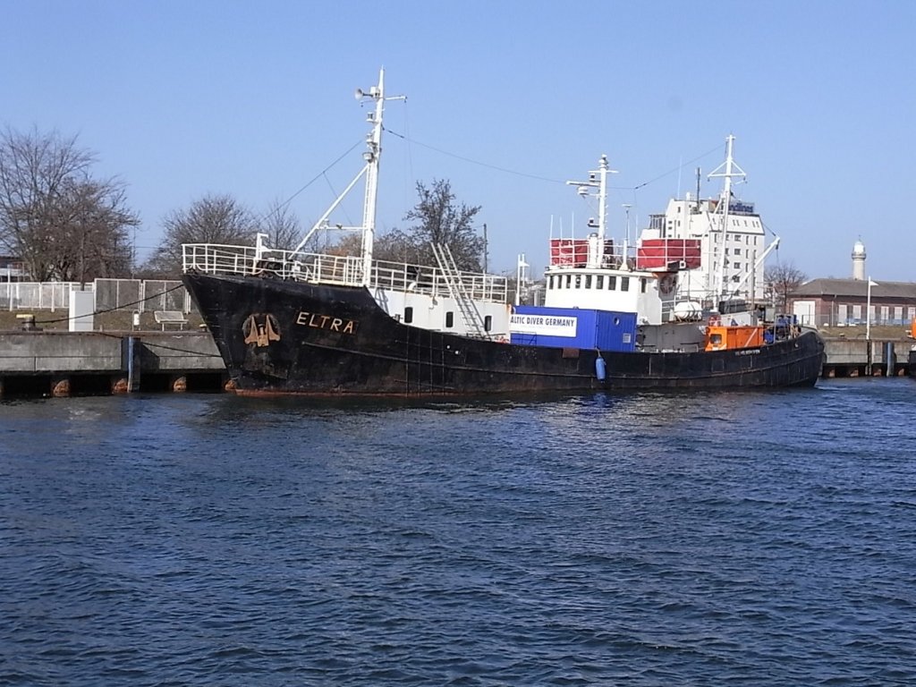 Die  Eltra , Hh Wilhelmshaven liegt hier im Neuen Strom in Warnemnde. 
Gebaut wurde das Fahrzeug 1959 in Frankreich als Fischfangtrawler. L 33,50,
B 7,75, T 3,20.